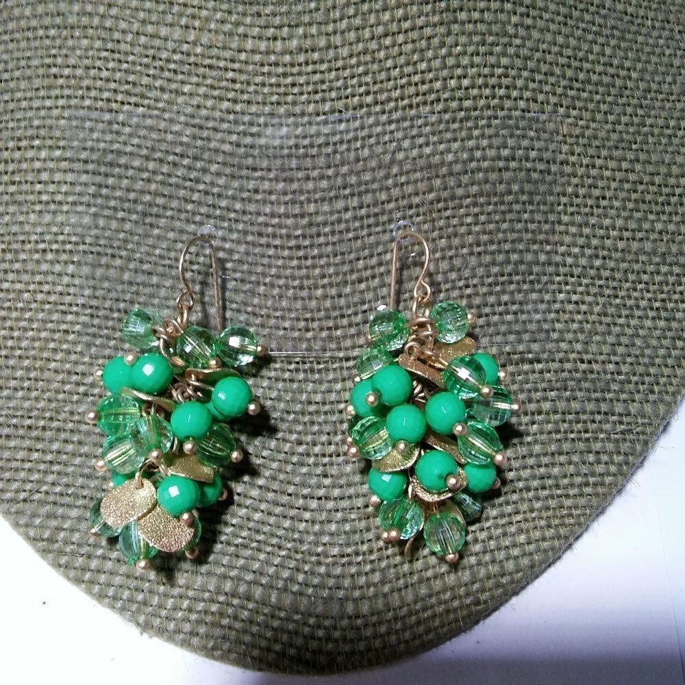 Women`s gold tone green beads dangle earrings. 1 1